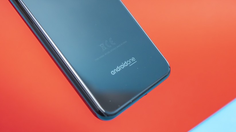 Abgerundetes Glasgehäuse des Motorola One