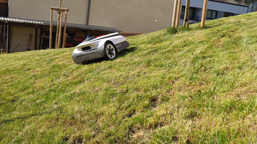 Der Ecovacs Goat A3000 Lidar meistert bis zu 27° steile Hänge. Hier sollte man allerdings die Mährichtung so einstellen, dass sie nicht quer zur Hangneigung verläuft, denn ansonsten meldet sich der Kippsensor. 