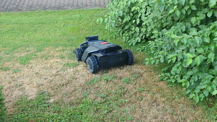 Segway Navimow X420: Großer und schwerer Allrad-Mähroboter mit RTK- und Kamera-Navigation für Rasenflächen bis 2000 m², 42 cm Schnittbreite, lenkbare Vorderräder, aber ohne Kantenschnittoptimierung.