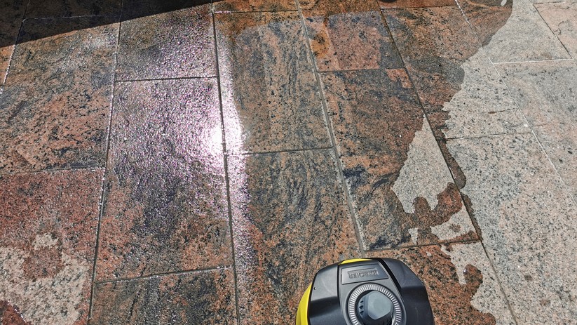 Der Unterschied zwischen der Reinigungsleistung der Terrassenreiniger von Scheppach und Kärcher ist eindeutig.