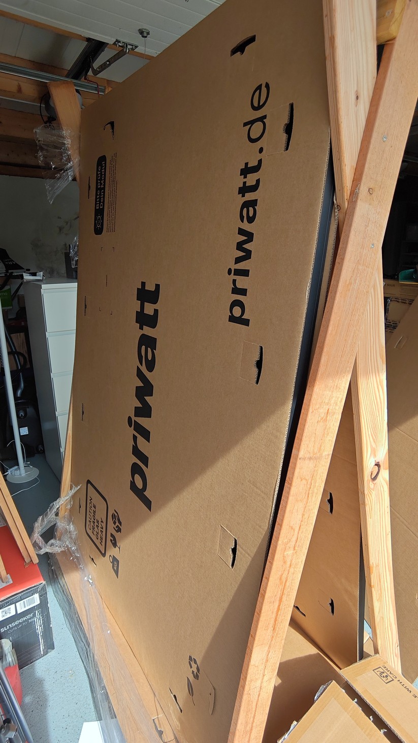 Balkonkraftwerk Priwatt Duo mit 900 Watt Solarleistung und Speicher Avocado Orbit M mit 2,11 kWh, vier MPPTs mit einer Eingangsleistung von bis zu 2600 Watt.