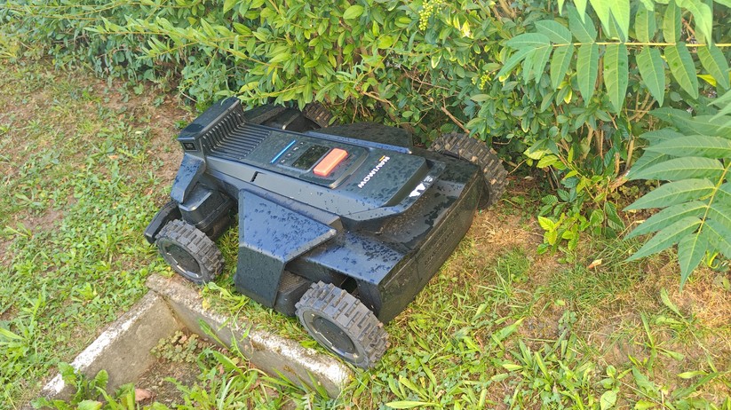 Segway Navimow X420: Großer und schwerer Allrad-Mähroboter mit RTK- und Kamera-Navigation für Rasenflächen bis 2000 m², 42 cm Schnittbreite, lenkbare Vorderräder, aber ohne Kantenschnittoptimierung.