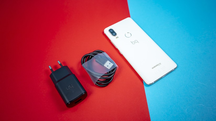 Im Lieferumfang gibt es Ladekabel und Netzgerät