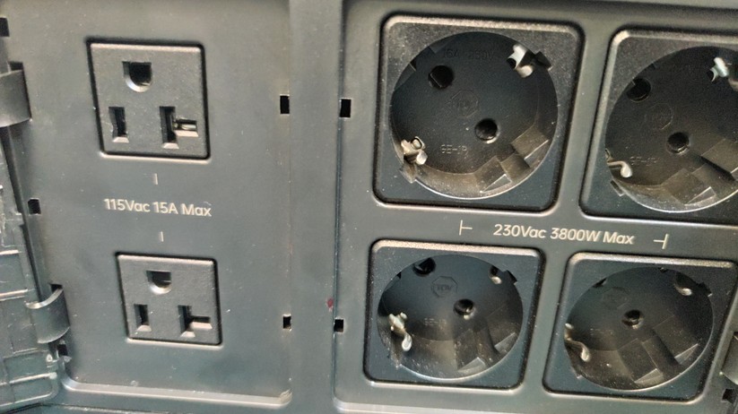 Die Zendure Superbase V6400 kann sowohl 230-Volt- als auch 115-Volt-Verbraucher mit Energie versorgen.