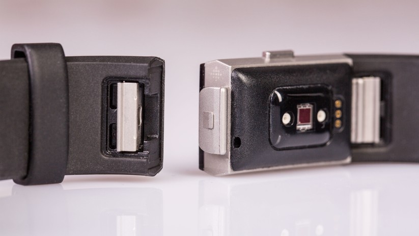 Auf der Unterseite des Trackers befindet sich ein Pulssensor. Wie auf diesem Foto außerdem zu erkennen ist, lassen sich die Armbänder schnell und unkompliziert austauschen.