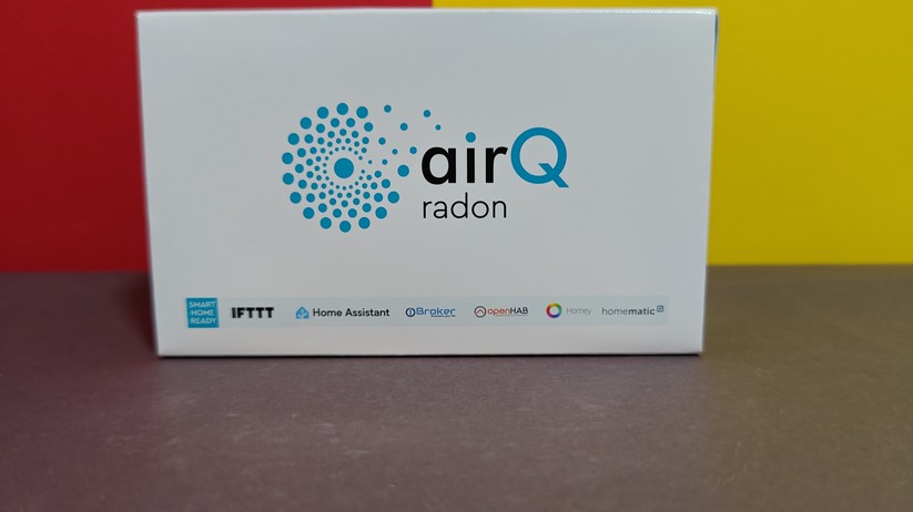 Air-Q Radon: Der Luftgütesensor misst in der Standardausstattung Radon, VOC, Temperatur, Luftfeuchtigkeit und Luftdruck. Der Air-Q Radon Science kann hingegen mit bis zu 11 Sensoren ausgestattet werden (Radon, VOC, Temperatur, Luftfeuchtigkeit, Luftdruck, CO₂, Feinstaub PM1, PM2.5, PM4, PM10, Partikelgröße).