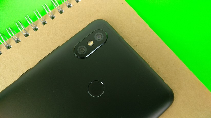 Die Dual-Kamera steht ein Stück aus dem Gehäuse heraus.