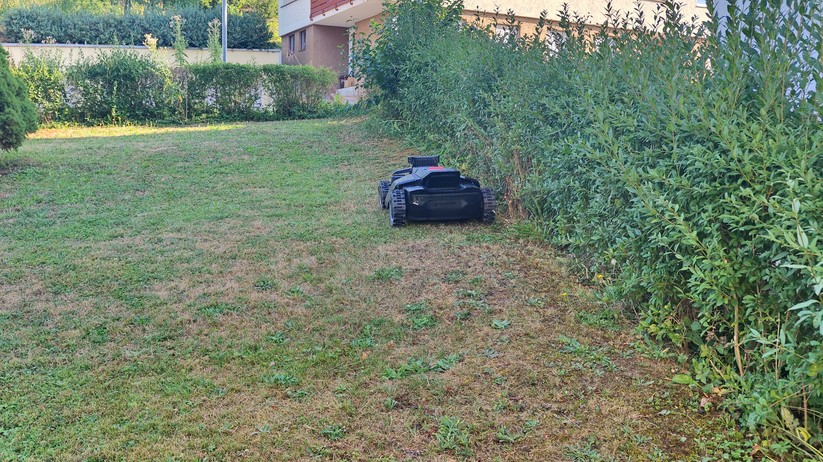 Segway Navimow X420: Großer und schwerer Allrad-Mähroboter mit RTK- und Kamera-Navigation für Rasenflächen bis 2000 m², 42 cm Schnittbreite, lenkbare Vorderräder, aber ohne Kantenschnittoptimierung.