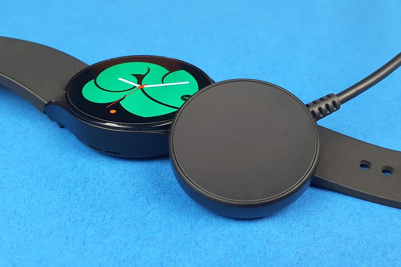  Samsung Galaxy Watch 4: Um den Akku der Watch 4 40 mm komplett aufzuladen, vergehen rund 3 Stunden.