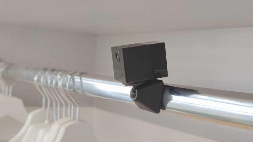 Ezviz BC2: Der magnetische Standfuß erlaubt eine flexible Positionierung der Kamera.
