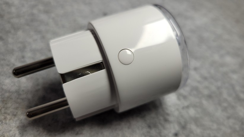Shelly Plus Plug S: Auch die neue Version bietet einen kleinen Schalter für das Ein- und Ausschalten.