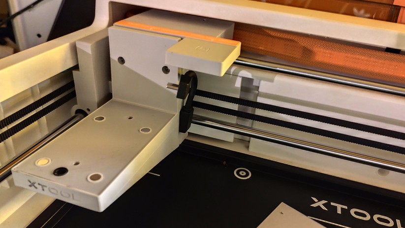 xTool M2 – Der 90-Grad-Adapter. Auch der hält magnetisch.