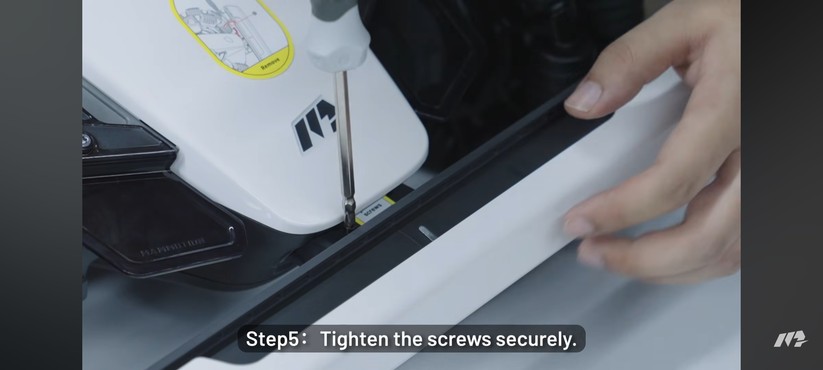 Vor der Einrichtung muss man zunächst den Front-Bumper sowie die orangefarbenen Seitenschweller montieren, was dank der detaillierten Beschreibung in der App nach wenigen Minuten erledigt ist. 
