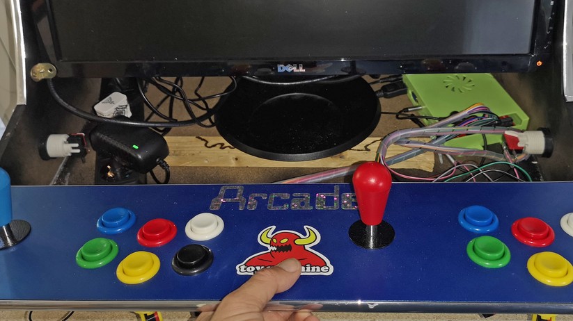 Arcade-Automaten im Retro-Look: Ein Blick ins Innere, solange die Sichtblende nicht montiert ist. 