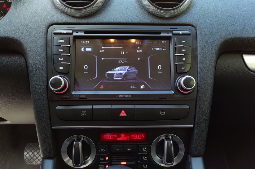 Nach dem Umbau: Dank Touchscreen und perfekter Einpassung ist der Wagen  um 10 Jahre verjüngt.