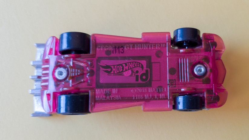 Die Hotwheels ID Fahrzeuge haben an der Unterseite einen NFC-Modul, über den die Daten ausgelesen werden. 