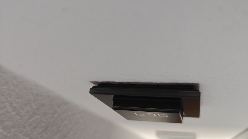 Das Homematic IP Glas-Wandthermostat mit CO₂-Sensor gibt es in Schwarz oder Weiß. Auf seinem Glas-Display kann es Temperatur, Luftfeuchte und CO₂-Konzentration abwechselnd anzeigen.
