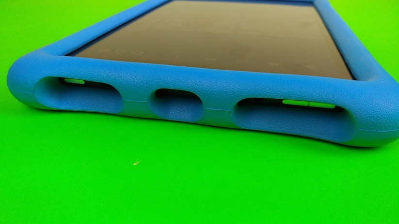 Power-Button und Lautstärkewippe sind in den entsprechenden Aussparungen für kleine Kinder-Finger gut erreichbar.