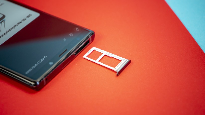 Dual-SIM oder Speicherkarte und Nano-SIM-Karte