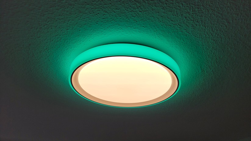 Die Aqara Deckenleuchte T1M funkt mit Zigbee und benötigt daher einen Hub. Sie ist außerdem kompatibel zu Homekit und Matter, sodass sie auch von anderen Smart-Home-Zentralen wie Apple Home, Samsung Smartthings, Homey Pro, Home Assistant, Google Home sowie Amazon Echo und Echo Hub steuern lässt. Die Hauptlampe mit einem Durchmesser von knapp 50 cm unterstützt eine Weißfarbton-Steuerung, während das umlaufende Seitenlicht dank RGBIC-Technik sehenswerte Animationen und Farbverläufe darstellen kann. Ihre LEDs sind hell genug, um einen Raum mit einer Größe von bis zu 25 m² zu beleuchten. Die maximale Leistungsaufnahme beträgt 25 Watt.  