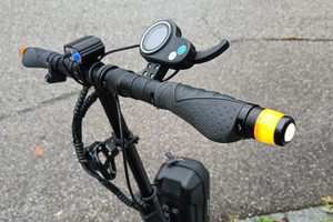 Lichtzeichen am E-Scooter nachrüsten: Fututech Lenkerenden-Blinker im Test