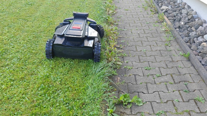 Segway Navimow X420: Großer und schwerer Allrad-Mähroboter mit RTK- und Kamera-Navigation für Rasenflächen bis 2000 m², 42 cm Schnittbreite, lenkbare Vorderräder, aber ohne Kantenschnittoptimierung.
