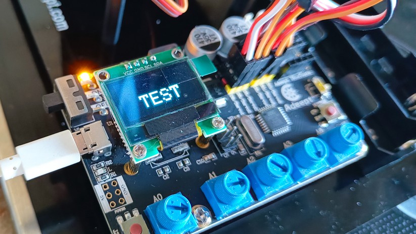 Der elektrische Roboterarm von Adeept hat sogar ein Display an Bord.