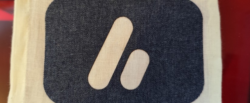 Auch mit denm Schneiden der Jeans-Patches hat der Mecpow X4 Pro kein Problem. 
