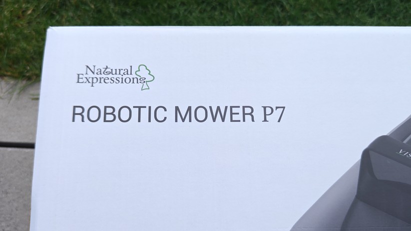 Natural Expression Performance 7: Kamerabasierter Mähroboter für Flächen bis 500 m² und einer Schnittbreite von 18 cm.