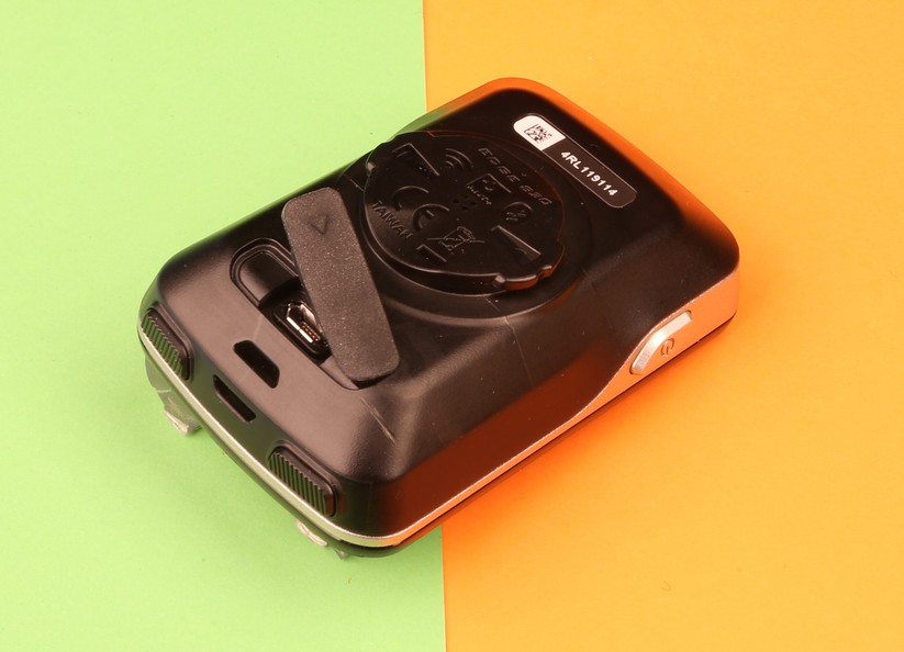 Gut zu erkennen: die Bedientasten, der ON/OFF-Button und die Micro-USB-Schnittstelle.