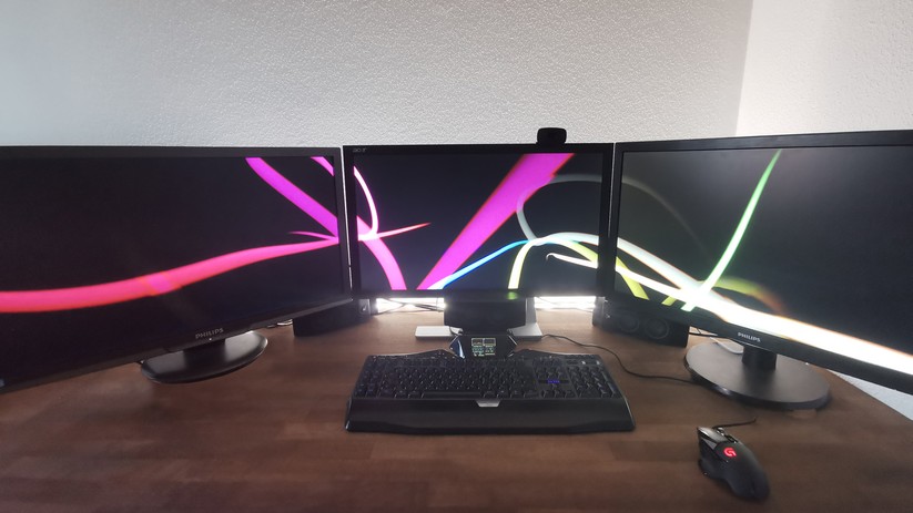 Nicht nur zum Zocken, auch zum Arbeiten ist das Licht hinter den Monitoren angenehm