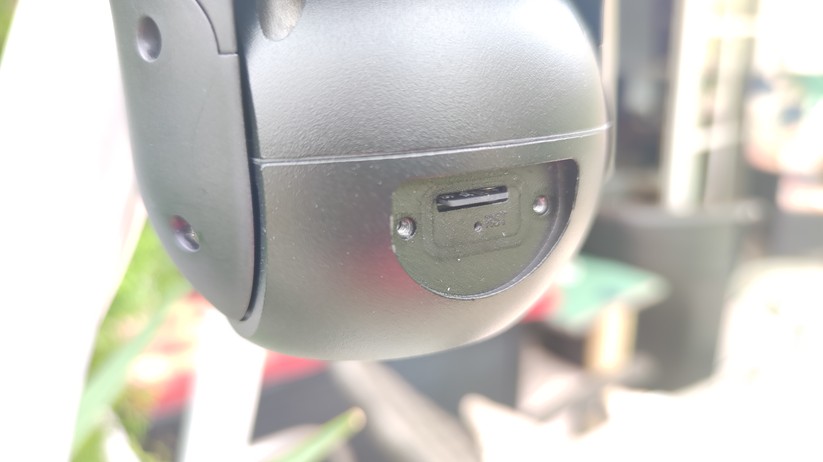 Reolink Trackmix PoE: Als Speicherplatz für Videos bietet sie einen microSD-Card-Slot. 