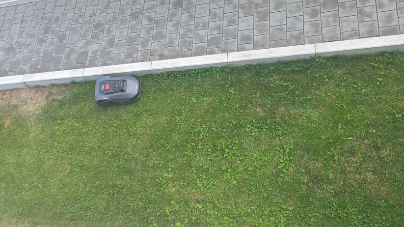 Natural Expressions Performance 7: Kamerabasierter Mähroboter mit einer Schnittbreite von 18 cm für Rasenflächen bis 500 m².