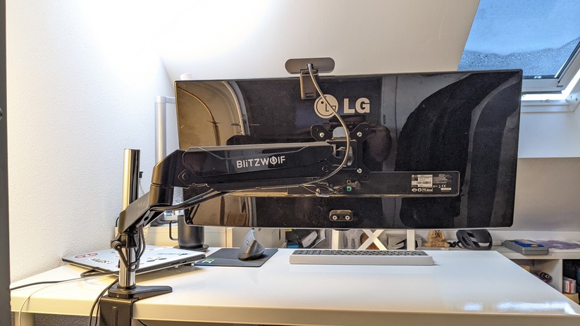 Eine Monitorhalterung kann selbst große Monitore stabil und auf Augenhöhe halten. 