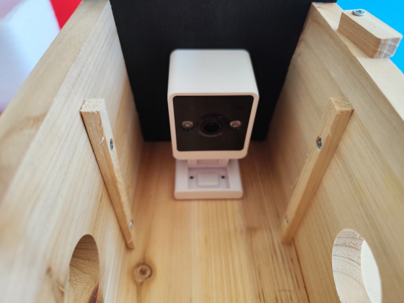 Die Kamera des Birdhouse ist magnetisch am Nistkasten befestigt. Sie scheint eigentlich für den Inneneinsatz gedacht zu sein – die ersten 3 Wochen bei schlechtem Wetter und niedriger Temperatur hat die Kamera trotzdem problemlos überstanden.