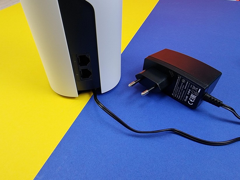 TP-Link Deco M4 samt Netzteil. 