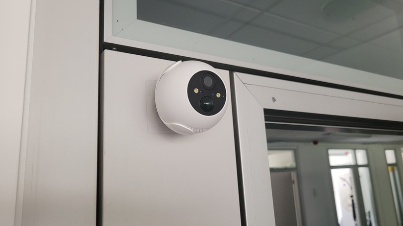 Switchbot Outdoor Spotlight Cam: Dank Klebepad mit Schraubfassung kann man die Kamera einfach an glatten Oberflächen befestigen.