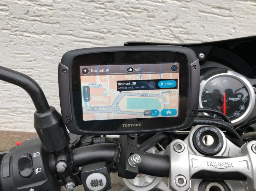 Das TomTom Rider 550 erweist sich als sehr schnell in der Routenberechnung und führt den Fahrer sehr präzise. Das Navi lässt sich mit einem Handgriff von Quer- auf Hochformat drehen, die Karte klappt automatisch mit.
