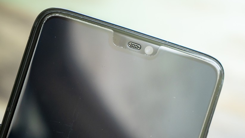 Das Oneplus 6 kommt bereits mit einer Schutzfolie für das Display, allerdings fängt sie viel Staub und Schmutz ein.