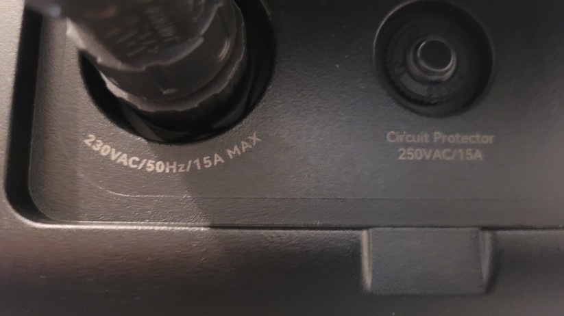  Balkonkraftwerk-Nutzer können mit der Sunbooster tagsüber Sonnenstrom speichern und diesen abends ins Stromnetz zur Versorgung von elektrischen Verbrauchern einspeisen. 