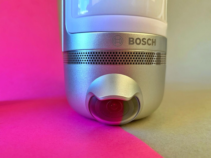 Der PIR-Sensor ist oberhalb der Kamera verbaut