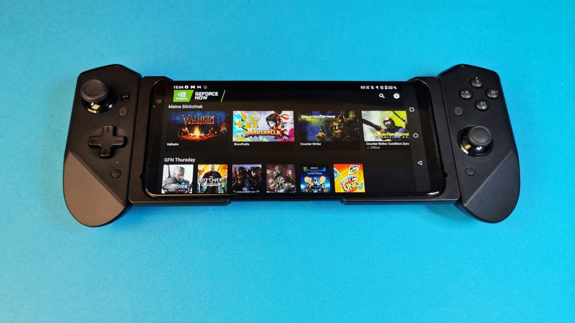 Geforce Now auf unserem Smartphone. Die Controller links und rechts lassen sich abnehmen. 