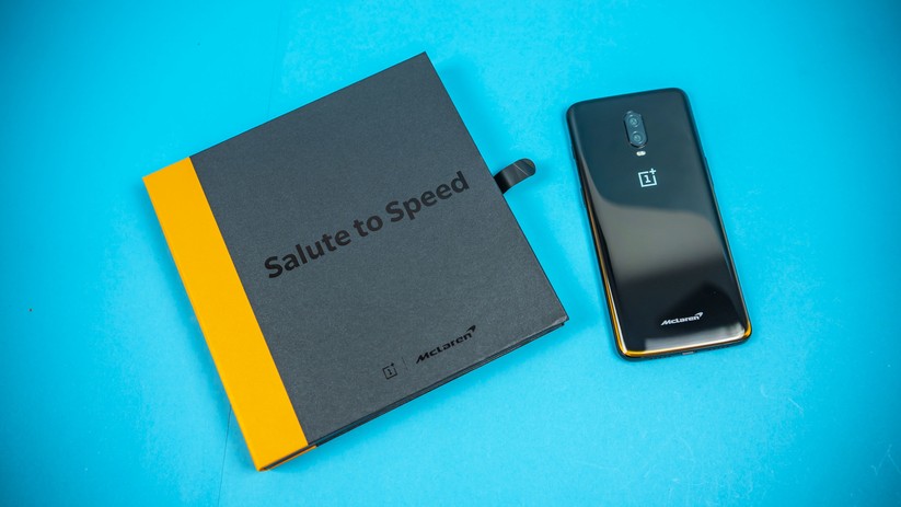 Das Booklet und das Oneplus 6T Mclaren Edition