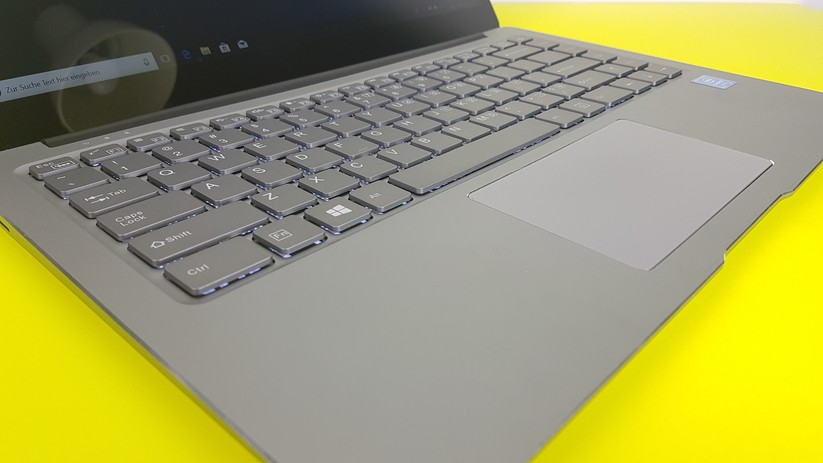 Während uns die beleuchtete Tastatur gut gefällt, dürfte das Touchpad etwas präziser agieren.