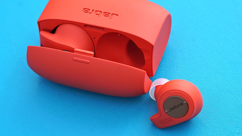 Die Jabra Elite Active 65t erkennen, ob sie im Ohr oder der Ladeschale stecken