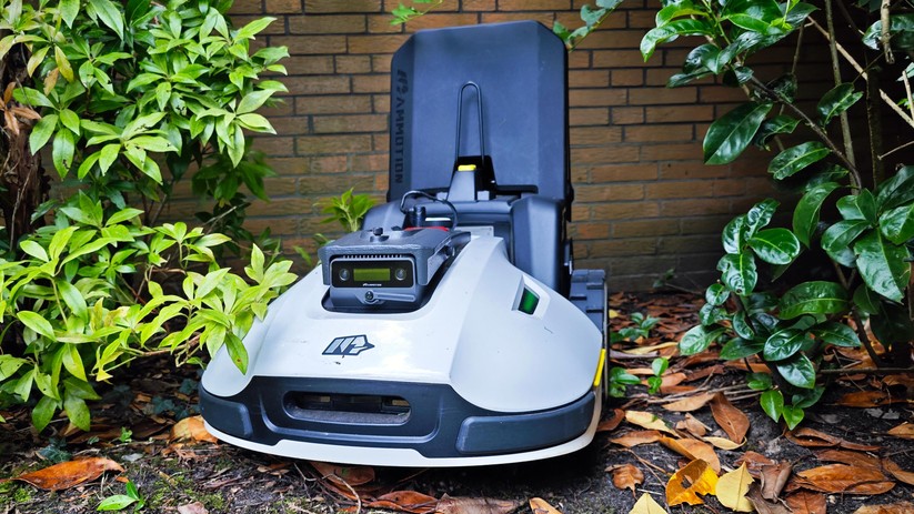 Mammotion Yuka Sweeper beim Ausleeren |
