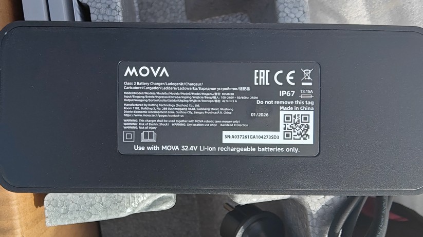 Mova Lidax Ultra 1000 AWD: Lidar-Mähroboter mit 40 cm Schnittbreite und 243 Wh-Akku. Das schwimmende Mähdeck wird beim Randmähen seitlich ausgefahren, sodass im optimalen Fall nur ein Rand von unter 5 cm ungemäht bleibt. Etwas Nacharbeit mit einem Rasentrimmer ist also an Rändern nötig.