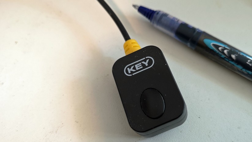 Nur der Umschalter ist vom KVM-Switch zu sehen.