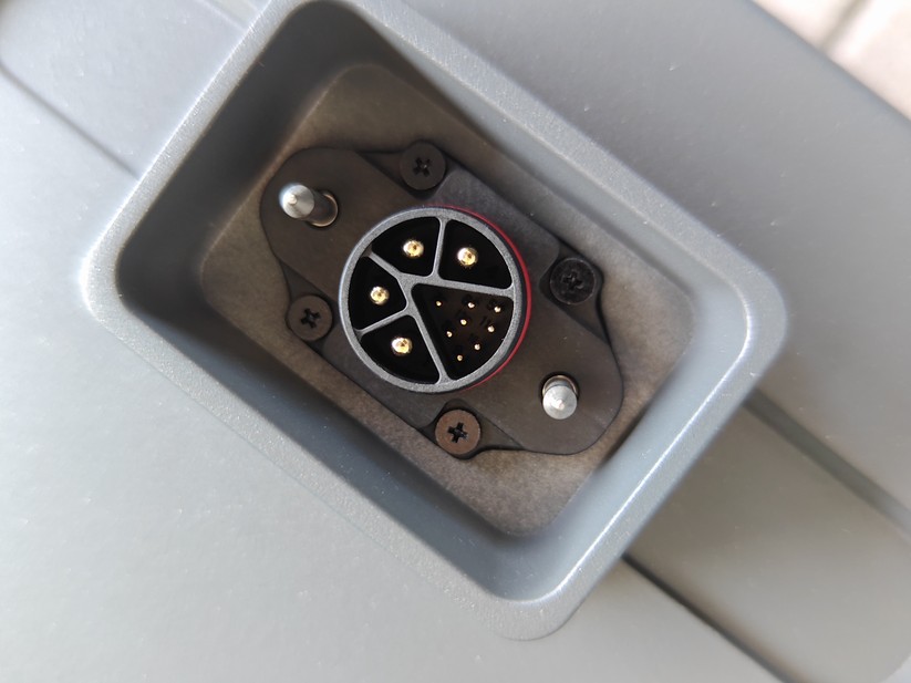 Solakon One: Der in Zusammenarbeit mit FOX Ess entwickelte Speicher bietet vier MPPTs mit einer Eingangsleistung von 2600 Watt, kann mit bis zu 1200 Watt per Stromnetz geladen werden und bietet eine Notstromsteckdose mit 2200 Watt bei Netzanschluss und 1200 Watt im Inselbetrieb. An Schnittstellen bietet Solakon One Bluetooth, LAN und WLAN.