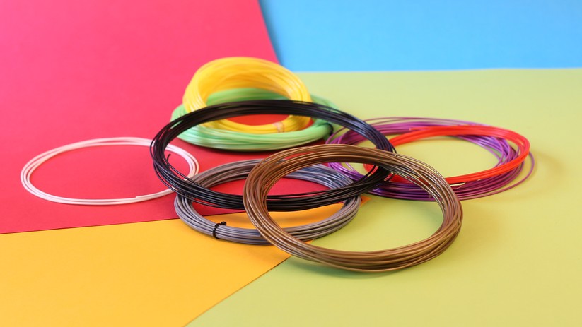 Filament gibt es in zig Farben und mit sehr unterschiedlichen Eigenschaften. Beim Harz ist die Auswahl deutlich kleiner.